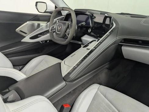 Used 2024 Chevrolet Corvette Stingray Premium Conv w/ Z51 Performance Package RWD image 31