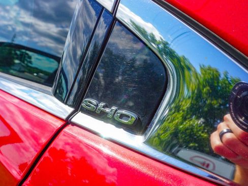 Used 2010 Ford Taurus SHO image 32