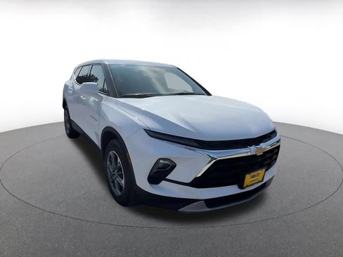 Used 2025 Chevrolet Blazer LT FWD image 3