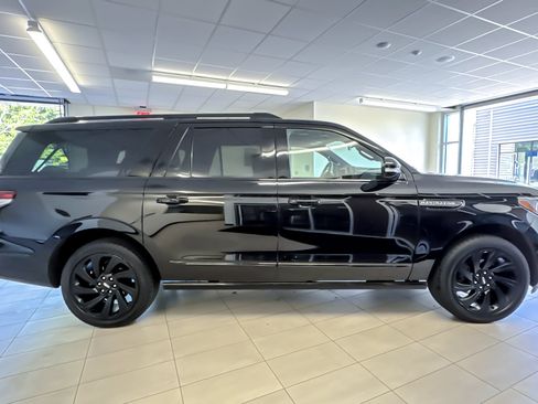 Certified 2023 Lincoln Navigator L Reserve AWD/4WD image 3