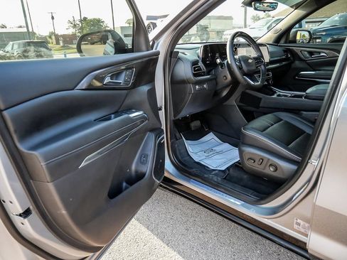 Used 2025 Chevrolet Traverse High Country w/ LPO, Floor Liner Package FWD image 30