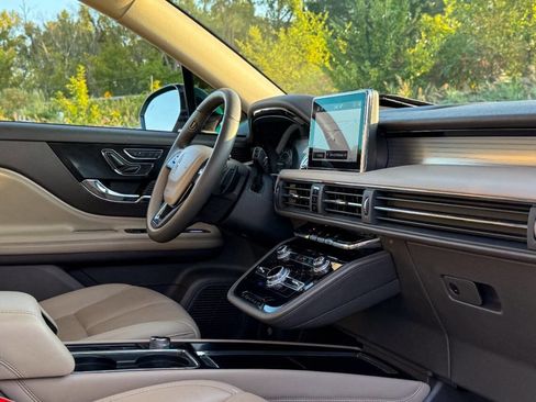 Used 2021 Lincoln Corsair AWD w/ Premium Package image 10