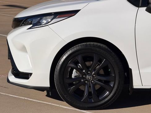 Used 2025 Toyota Sienna XSE image 5