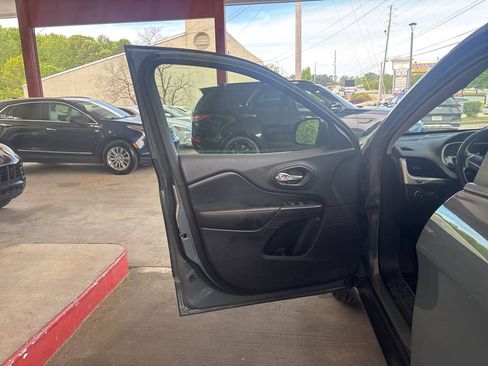 Used 2014 Jeep Cherokee Trailhawk w/ Leather Interior Group AWD/4WD image 6