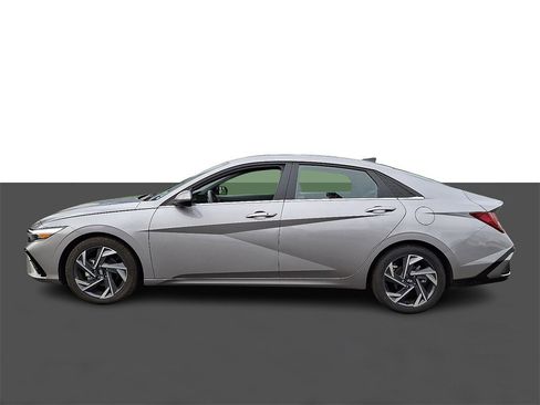 Used 2025 Hyundai Elantra SEL image 4