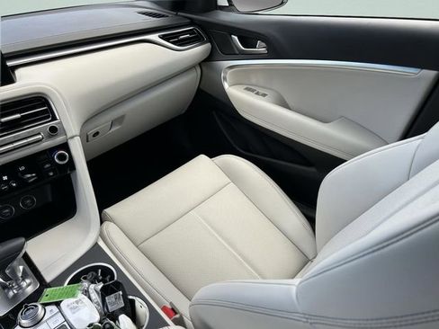Used 2025 Genesis G70 2.5T image 14