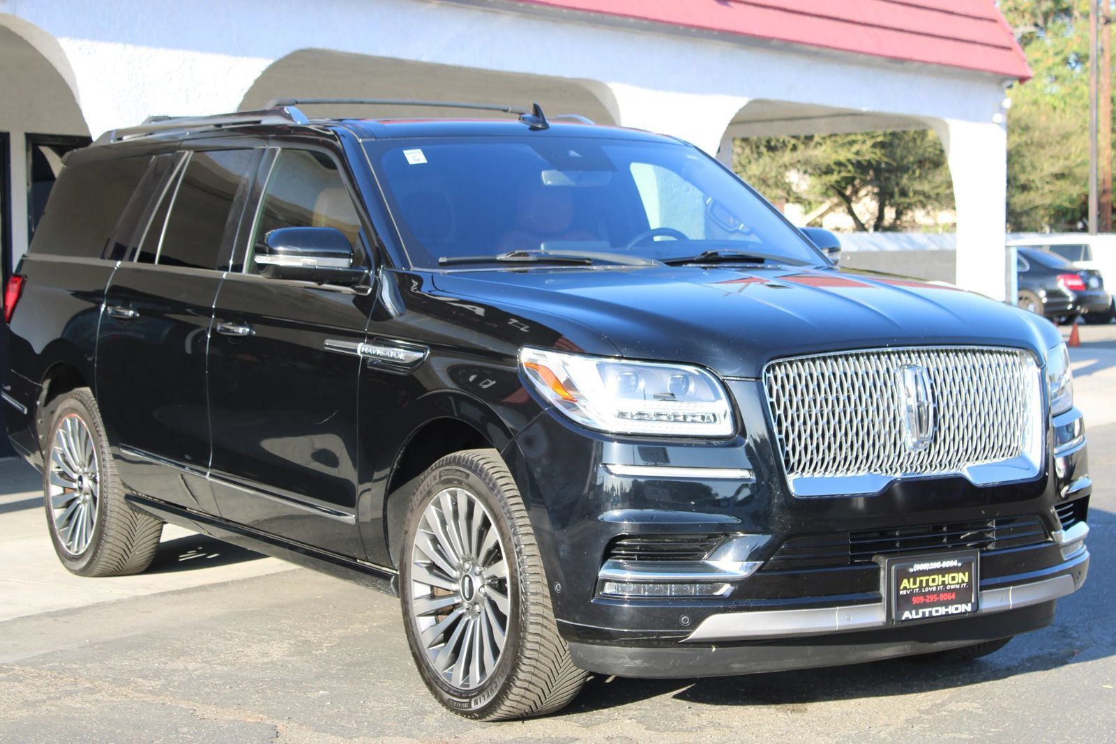 Used 2018 Lincoln Navigator L Reserve w/ Technology Package AWD/4WD image 3