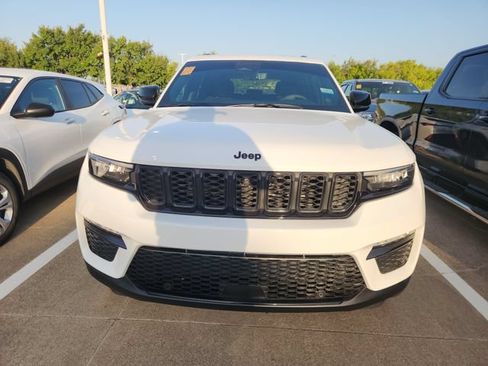 Used 2025 Jeep Grand Cherokee Limited w/ Luxury Tech Group II RWD image 2