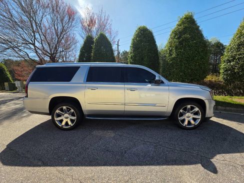 Used 2019 Cadillac Escalade ESV Luxury AWD/4WD image 6