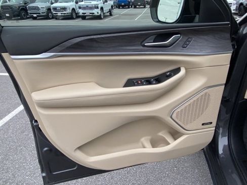 Used 2022 Jeep Grand Cherokee Limited 4xe w/ Luxury Tech Group II image 11