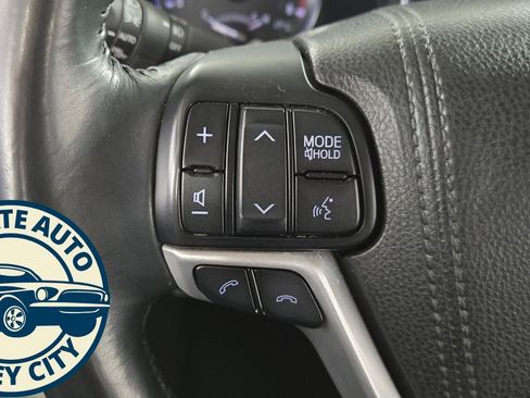 Used 2017 Toyota Highlander XLE image 16