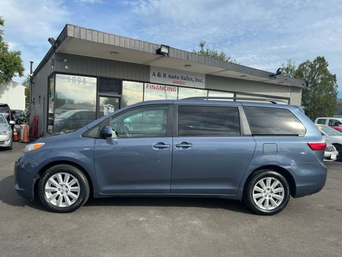 Used 2017 Toyota Sienna LE image 3