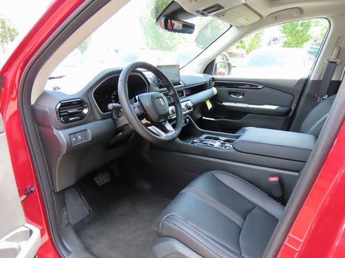 New 2025 Honda Pilot Touring image 2