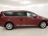 Used 2017 Chrysler Pacifica Touring-L Plus image 2