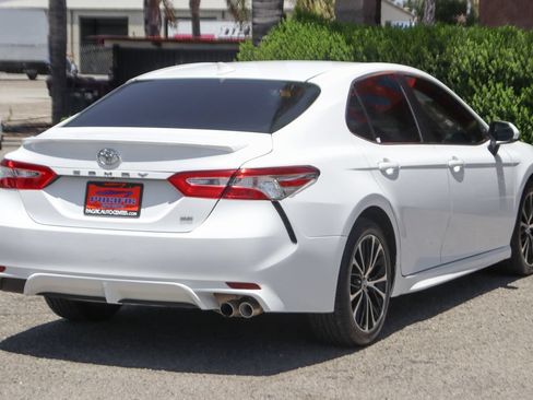 Used 2020 Toyota Camry SE FWD image 9