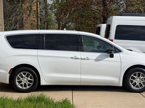 Used 2026 Chrysler Pacifica Select FWD image 8