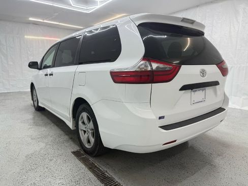 Used 2020 Toyota Sienna L image 4