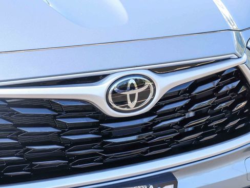 Used 2022 Toyota Highlander XLE AWD/4WD image 13