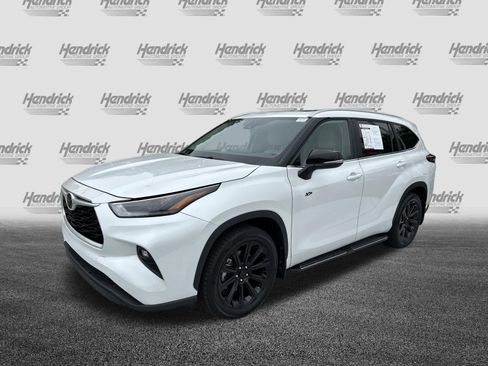 Certified 2024 Toyota Highlander XLE FWD image 5