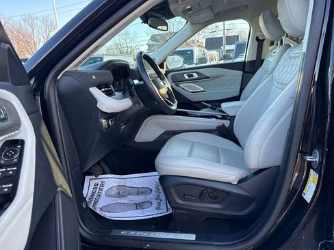 Used 2025 Ford Explorer Platinum w/ LUX Leather Package image 31