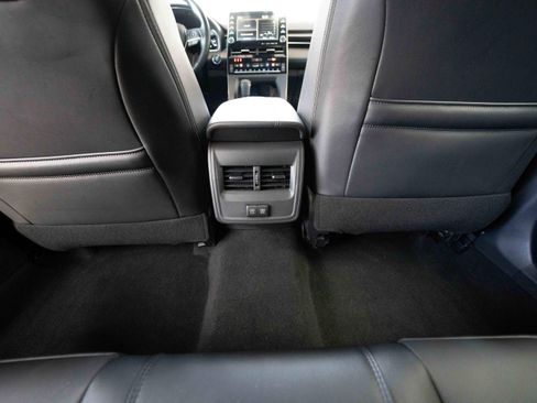 Used 2019 Toyota Avalon XLE image 22