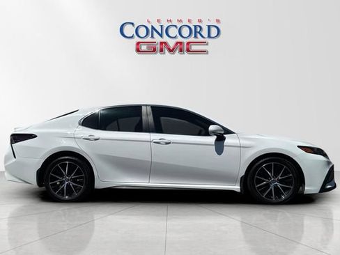 Used 2022 Toyota Camry SE FWD image 3