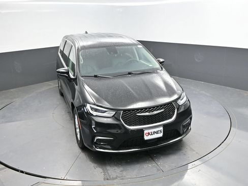 Used 2024 Chrysler Pacifica Touring-L FWD image 24