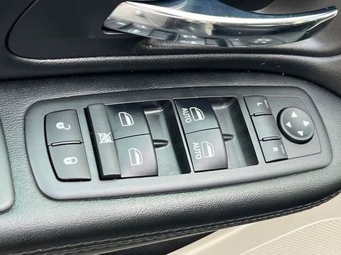 Used 2018 Dodge Grand Caravan SE w/ UConnect Hands-Free Group image 12