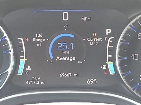 Used 2023 Chrysler Pacifica Touring-L FWD image 46