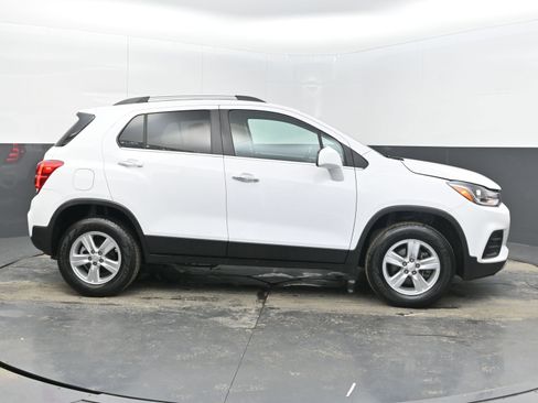Used 2019 Chevrolet Trax LT w/ LT Convenience Package image 8
