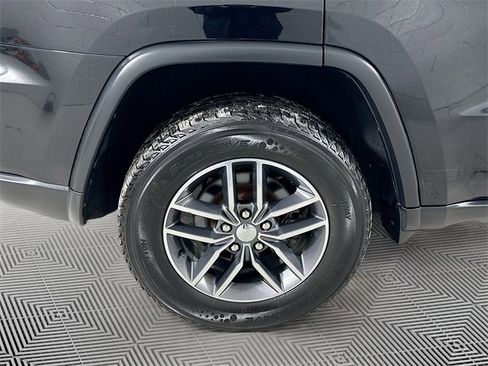 Used 2018 Jeep Grand Cherokee Limited image 31