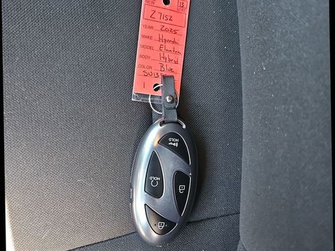 Used 2025 Hyundai Elantra SEL FWD image 28