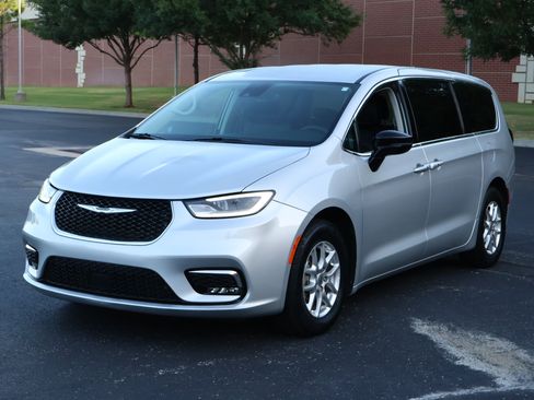 Used 2024 Chrysler Pacifica Touring-L FWD image 32