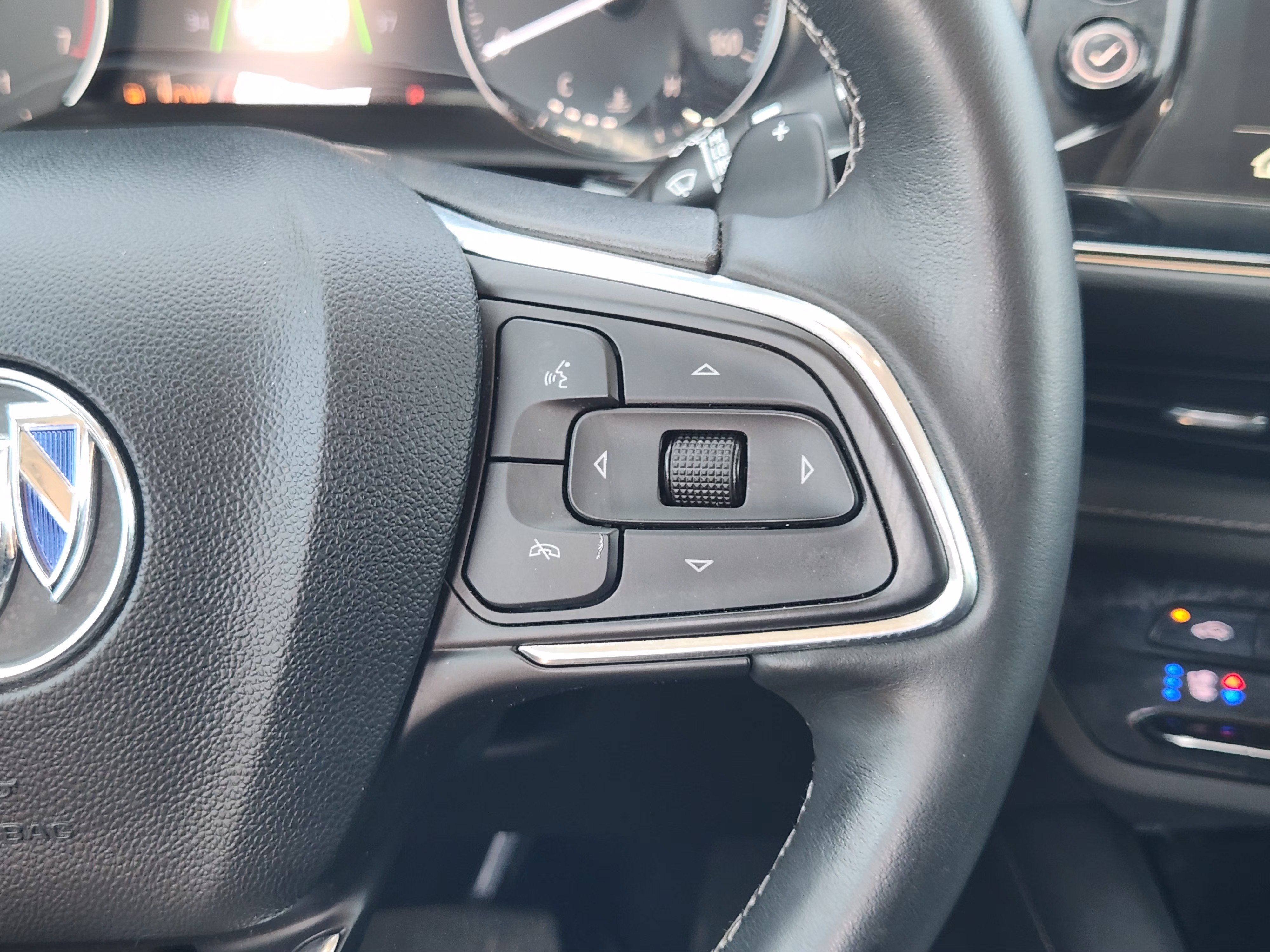 Used 2023 Buick Envision Avenir AWD/4WD image 30