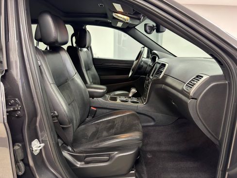 Used 2017 Jeep Grand Cherokee Altitude AWD/4WD image 10