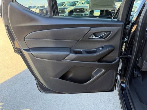 Used 2022 Chevrolet Traverse LT image 11