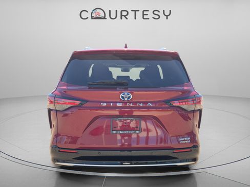 Certified 2023 Toyota Sienna Limited image 4