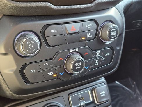 Used 2023 Jeep Renegade Latitude image 28