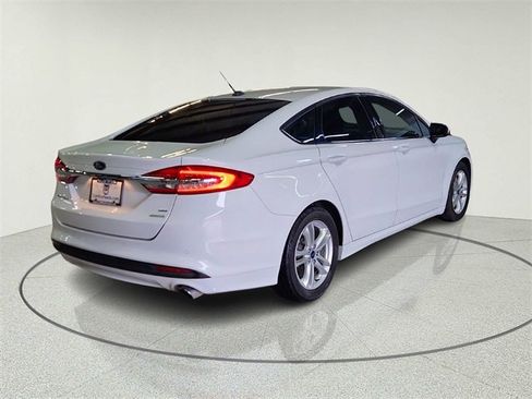 Used 2018 Ford Fusion SE w/ Fusion SE Technology Package image 2