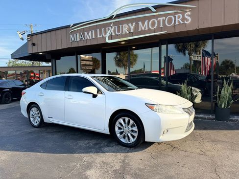 Used 2013 Lexus ES 300h w/ Luxury Pkg FWD image 2