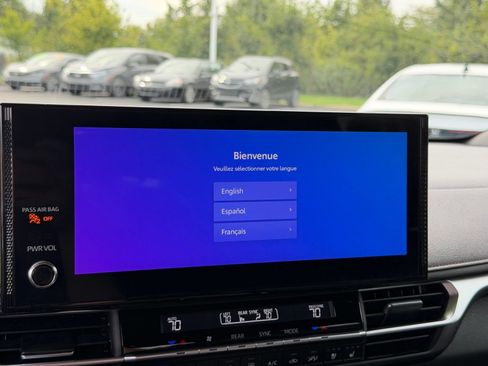 Used 2025 Toyota Sienna Platinum FWD image 23