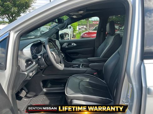 Used 2026 Chrysler Pacifica Limited FWD image 10