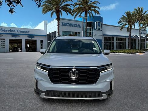 Used 2024 Honda Pilot Touring image 3