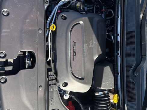 Used 2025 Chrysler Pacifica Select image 33