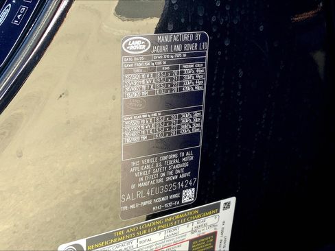 New 2025 Land Rover Discovery Dynamic SE image 12