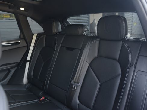 Certified 2026 Porsche Macan AWD/4WD image 31