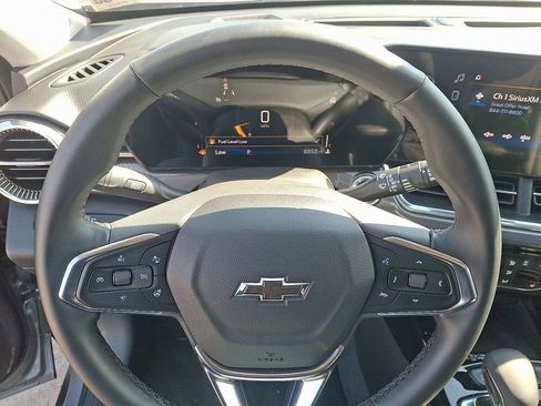 Used 2025 Chevrolet Trax ACTIV w/ Sunroof Package image 19