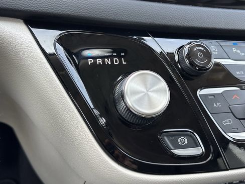 Used 2023 Chrysler Pacifica Touring-L image 25