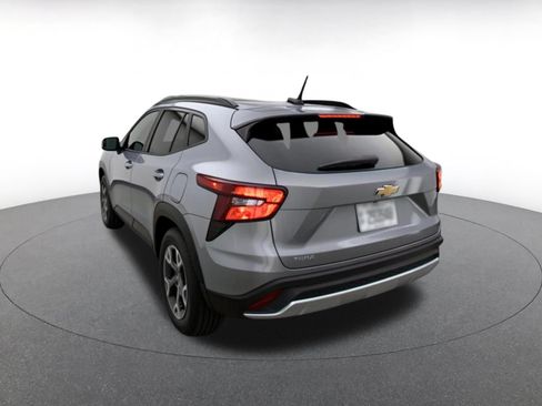 Used 2025 Chevrolet Trax LT w/ LT Convenience Package FWD image 7