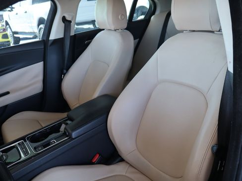 Used 2017 Jaguar XE image 14